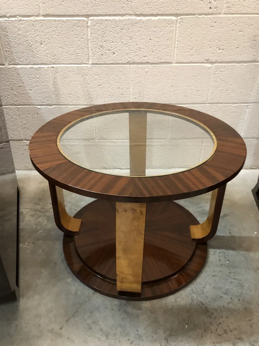 2 tavolini antichi con design circolare ed elegante, in un ambiente moderno.