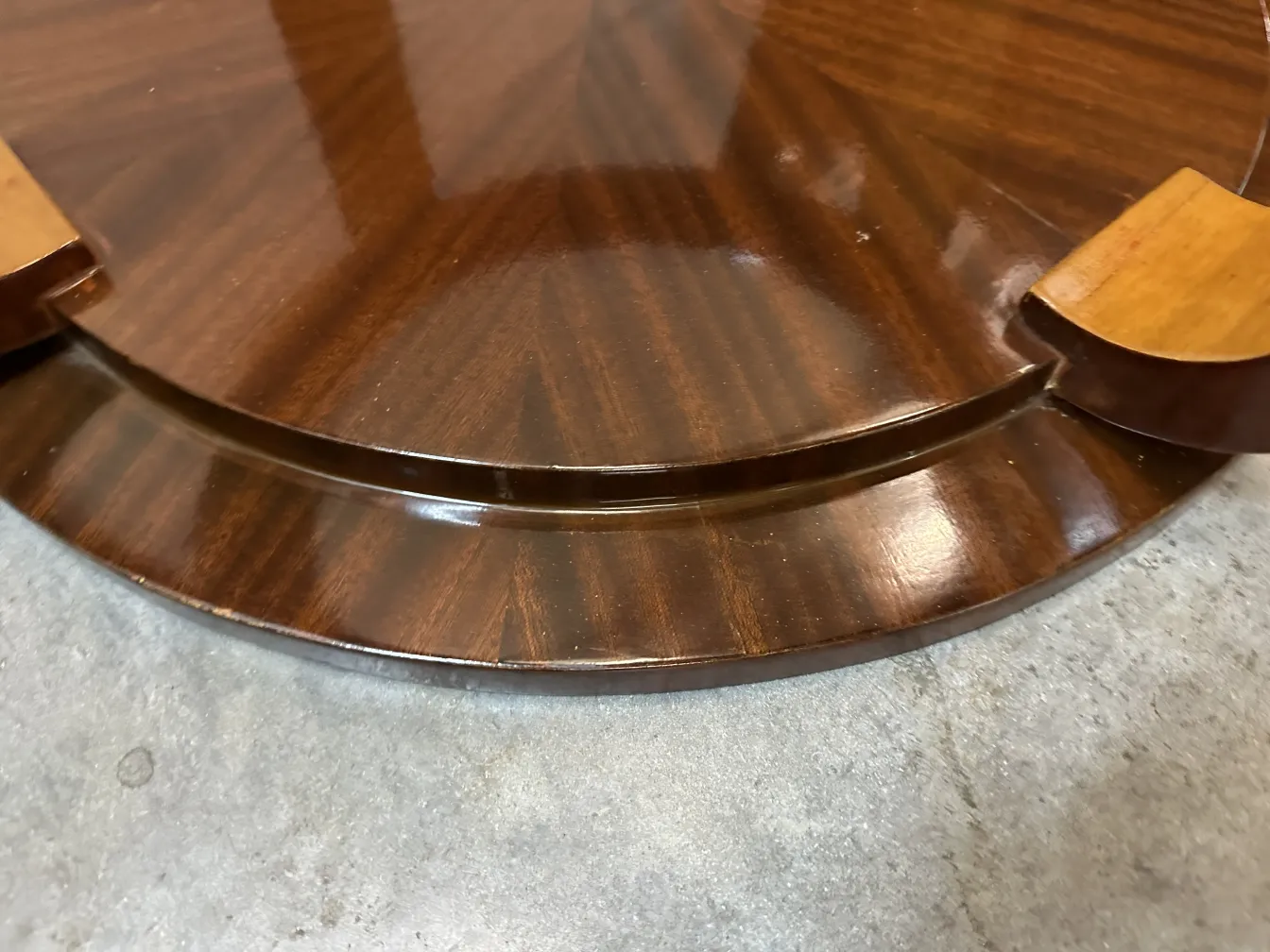 2 mesitas antiguas con superficie brillante y detalles