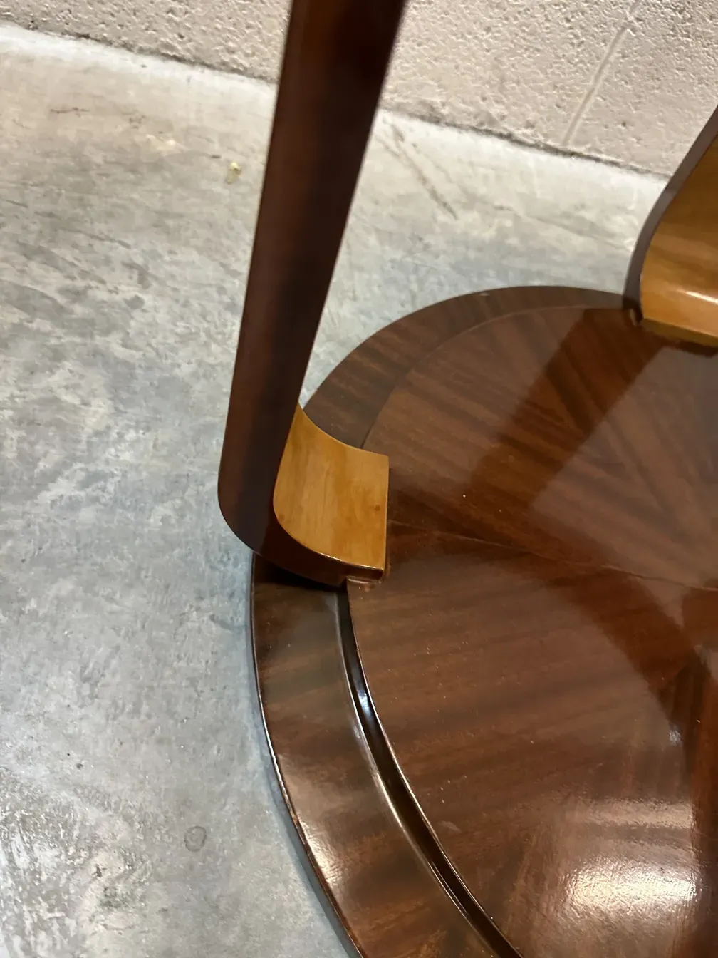 2 petites tables anciennes avec une finition brillante, décorant un espace