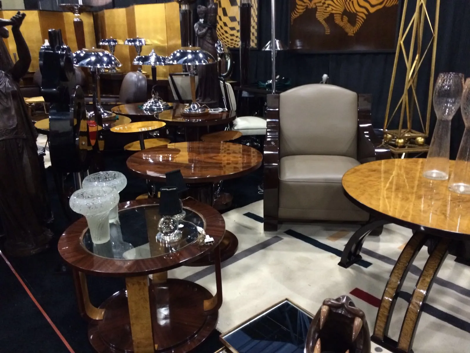 Due tavolini antichi con design elegante in un ambiente decorativo.