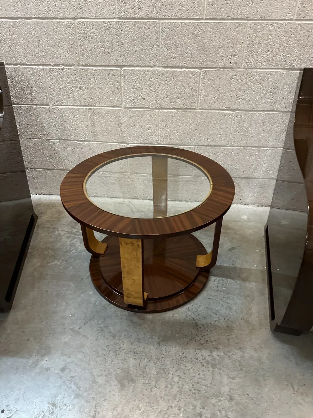 2 mesinhas antigas com detalhes decorativos em um ambiente moderno