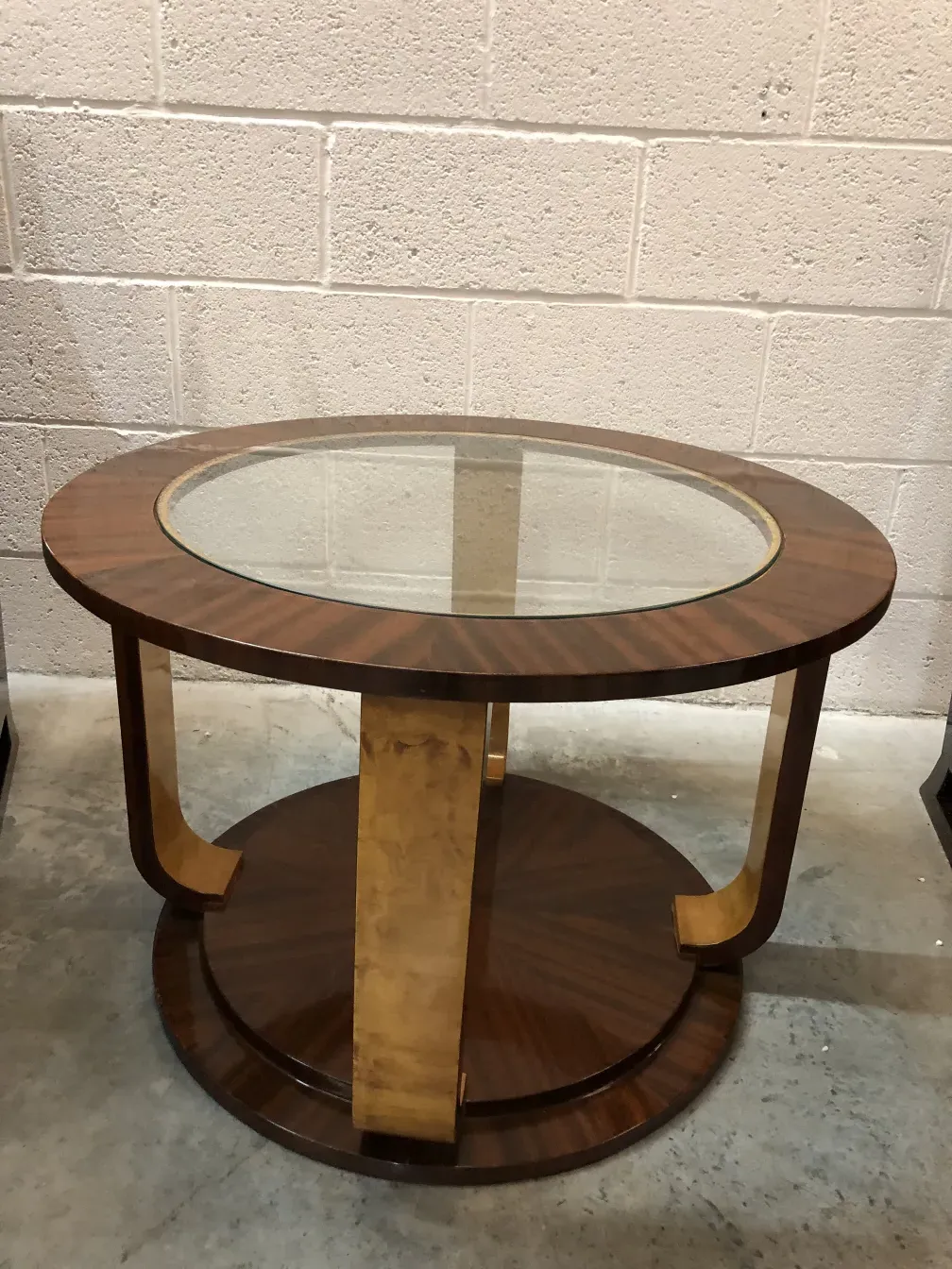 Due tavolini antichi con design elegante e superficie in vetro, inseriti in un'atmosfera moderna.