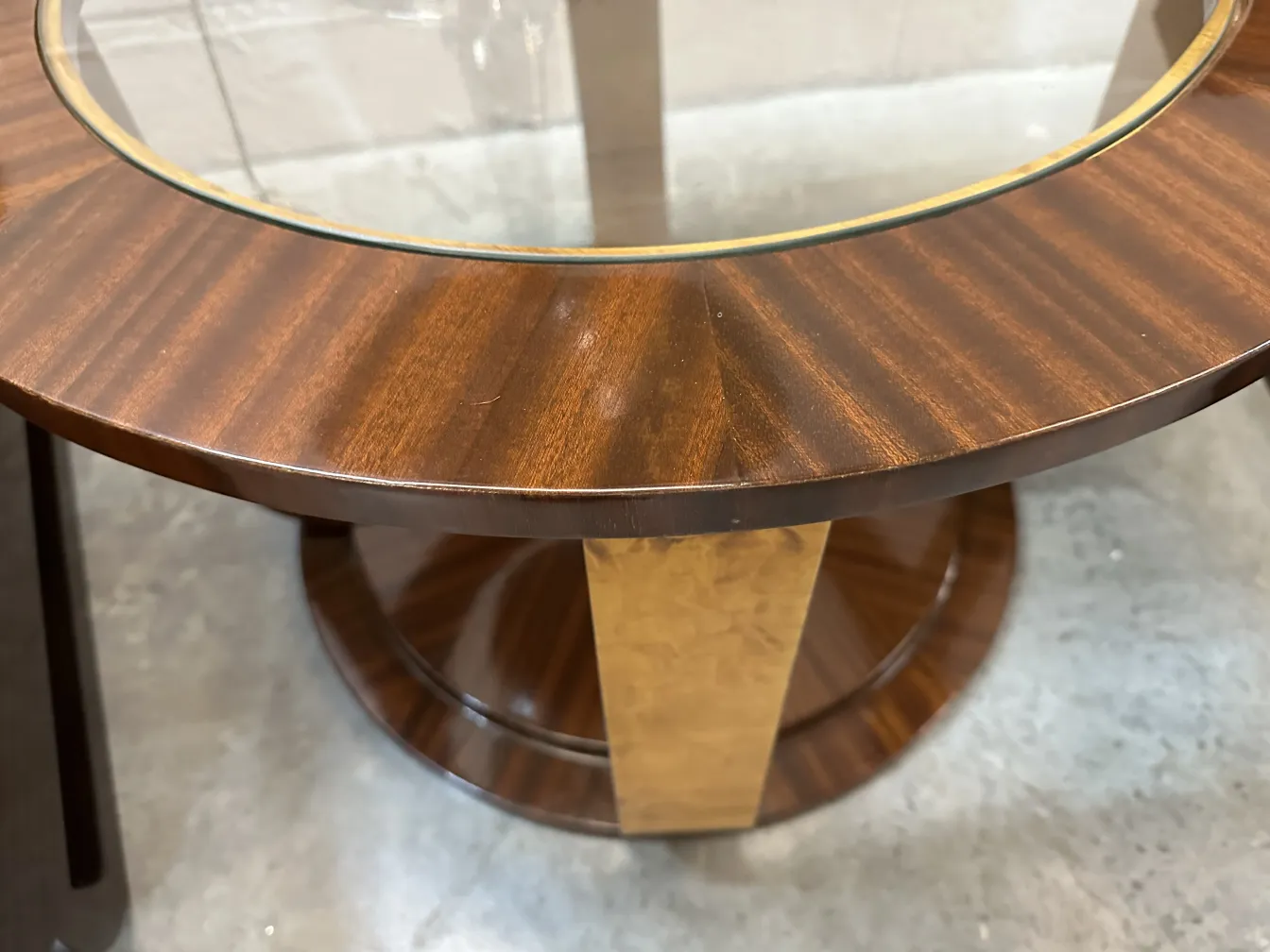 2 mesitas antiguas de diseño elegante en un ambiente acogedor.