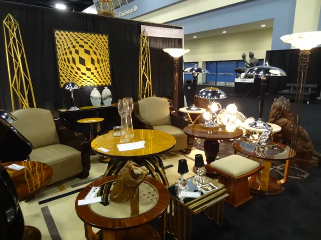 Due tavolini antichi con un design elegante, circondati da lampade e mobili stilizzati.