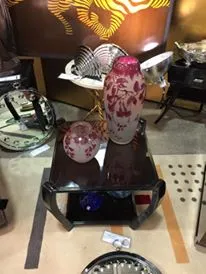 Zwei antike kleine Tische mit floraler Dekoration und einer großen Vase