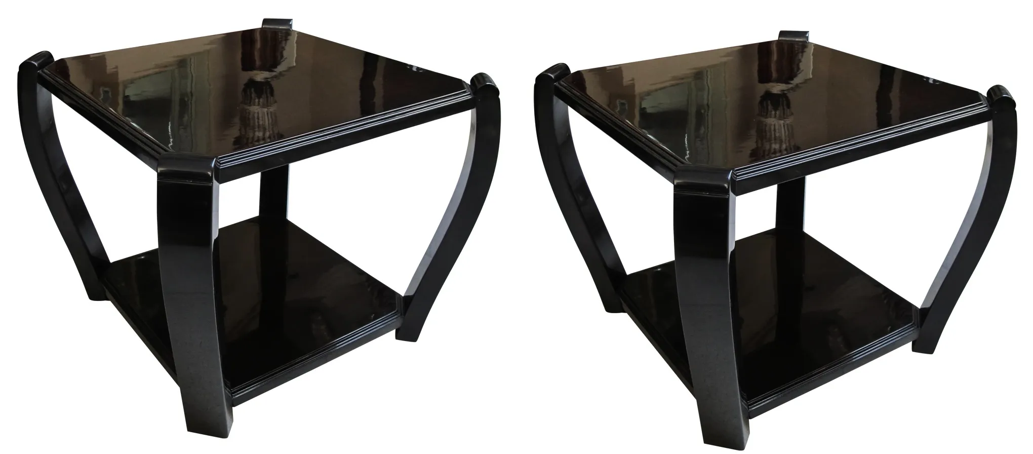 Due tavolini antichi con finitura nera lucida e design elegante.