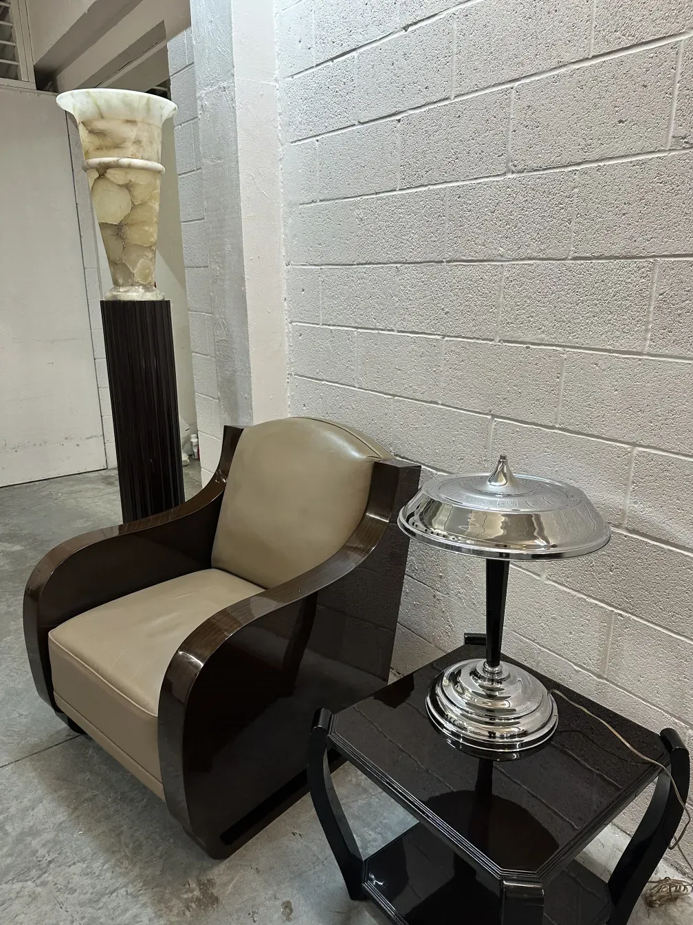 Duas mesinhas antigas com um design decorativo único.