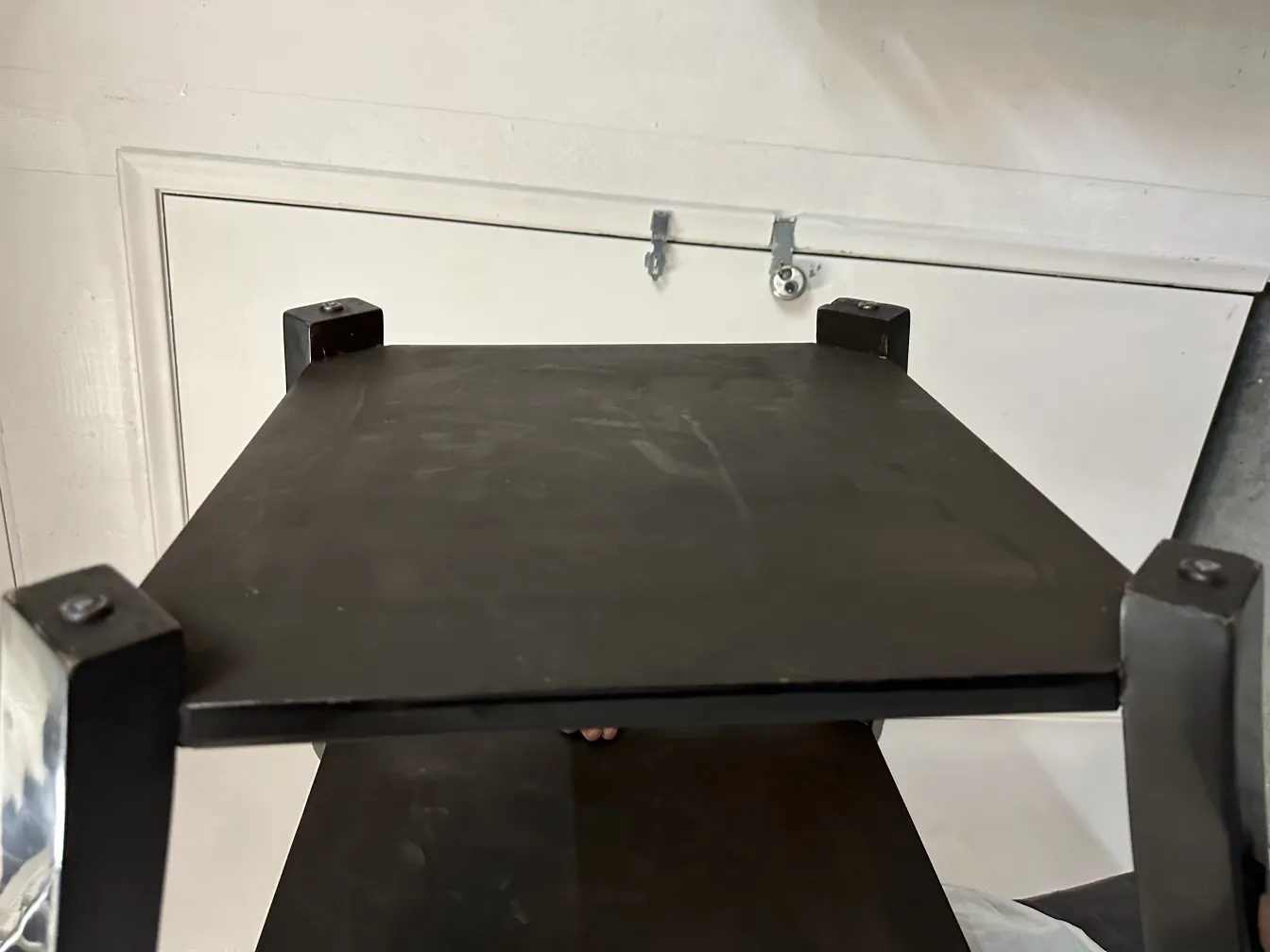 小さなアンティークテーブル2つの上部ビュー、ニュートラルな環境