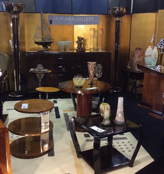 Vue de deux petites tables anciennes avec un design attrayant dans une galerie