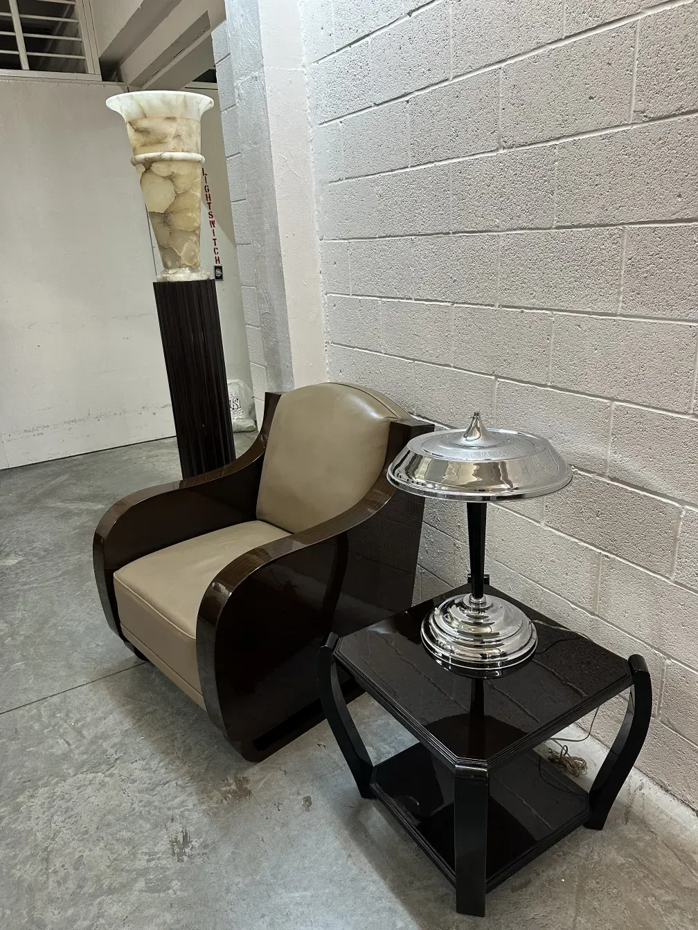 deux petites tables anciennes dans un décor simple