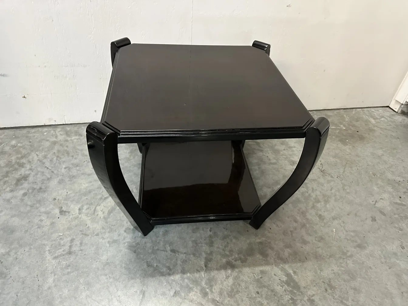 Dos mesitas antiguas de color oscuro con diseño elegante