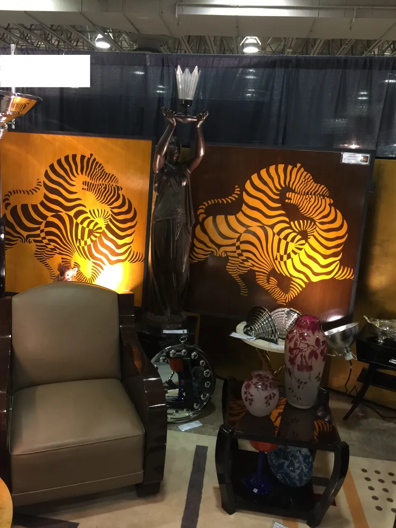 2 anciennes petites tables dans un cadre décoratif avec des figures