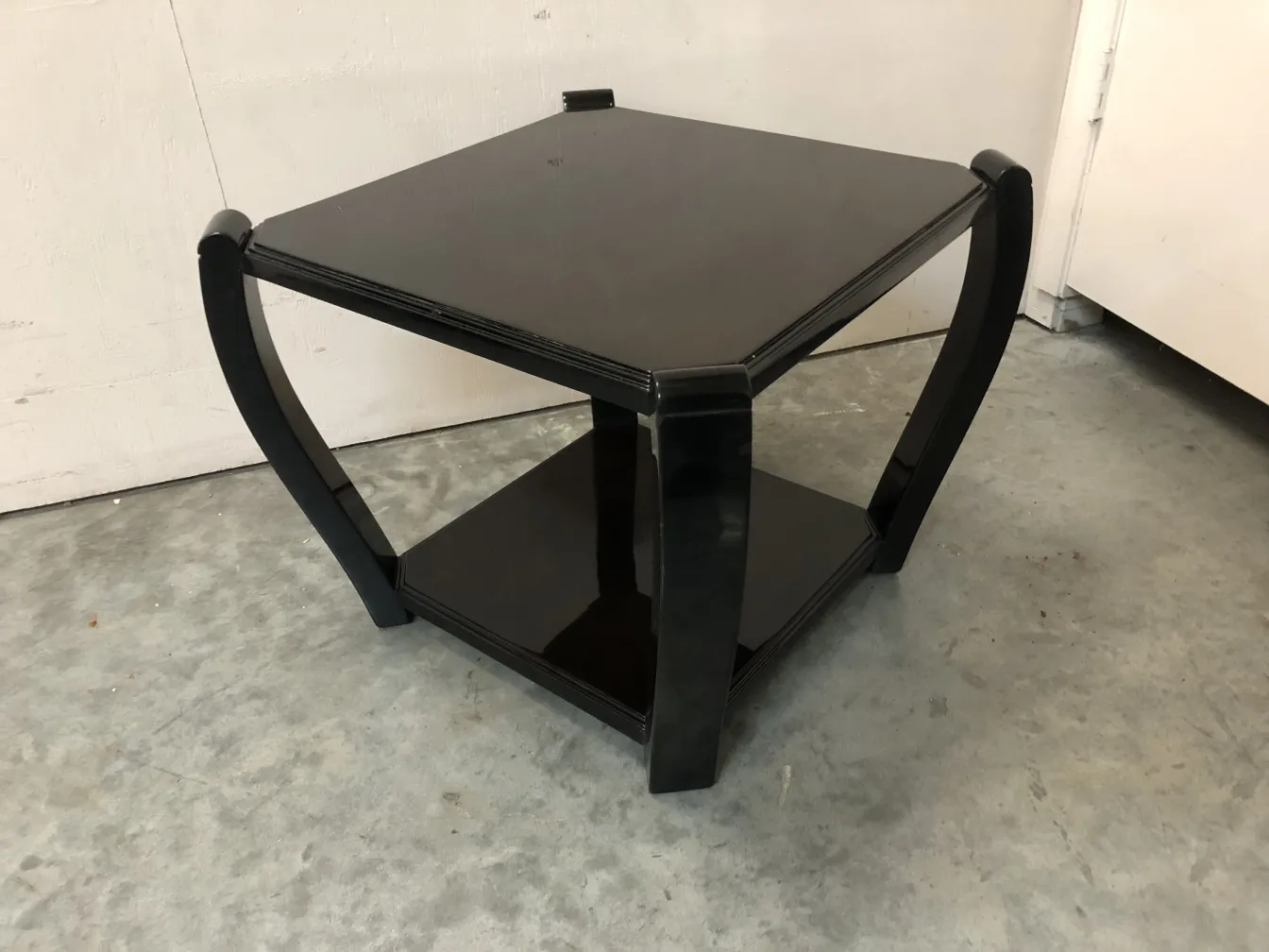 2 petites tables anciennes, avec un design élégant et une couleur sombre, décorent la pièce