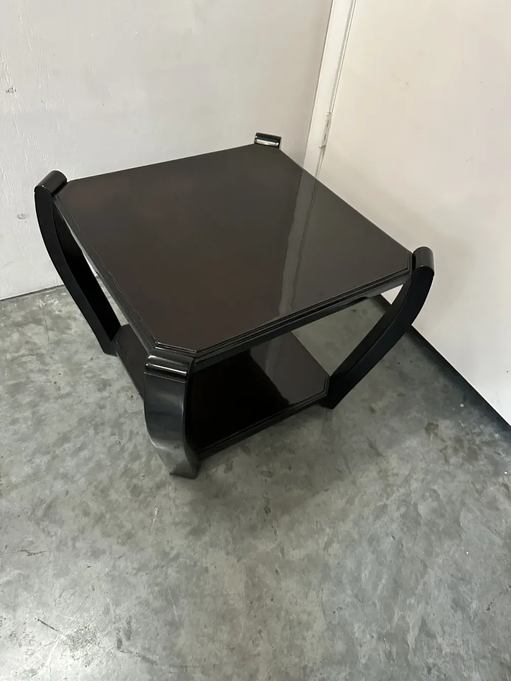 zwei antike kleine Tische auf neutralem Hintergrund, elegantes Design