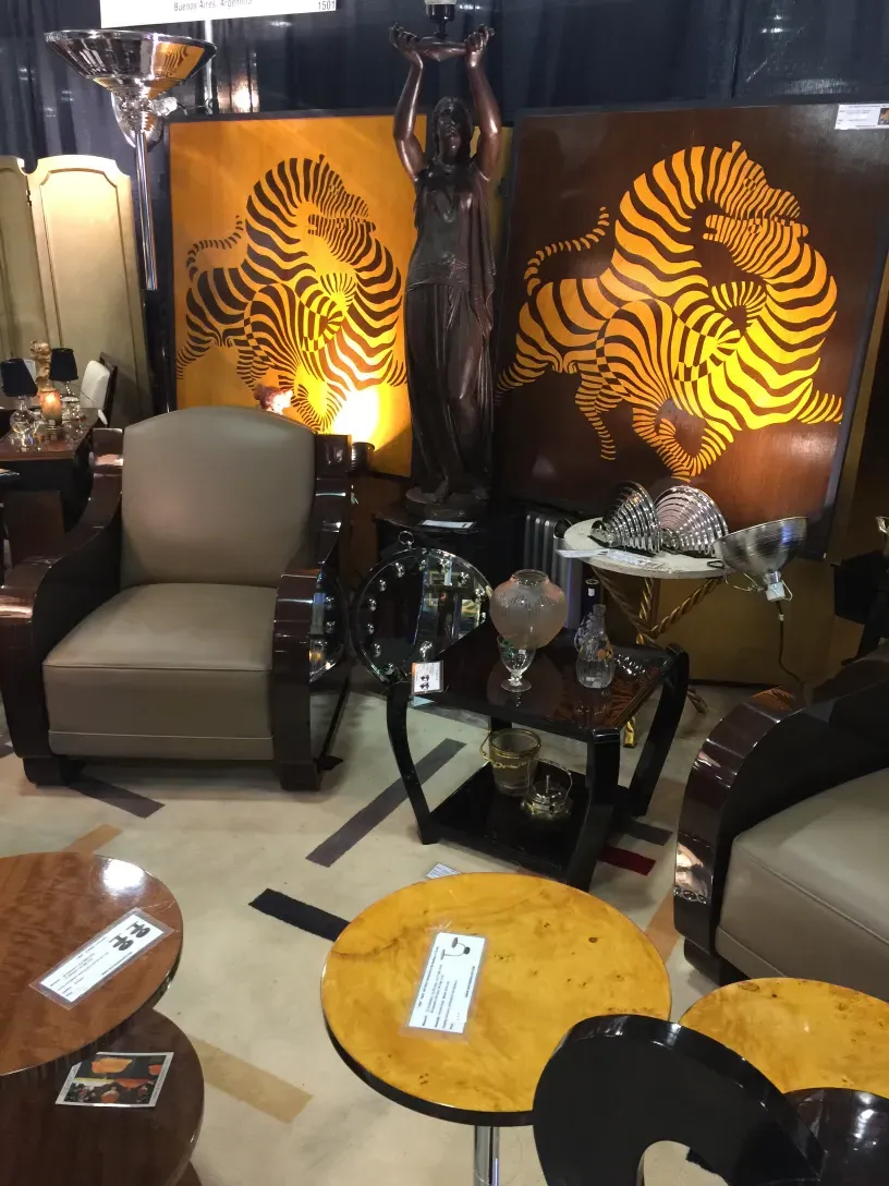 due tavolini antichi con forme uniche in un ambiente elegante