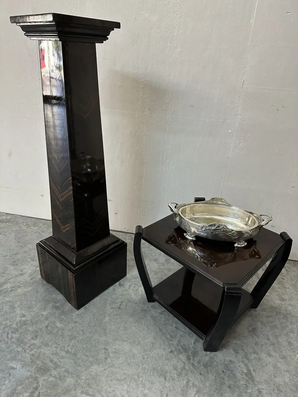 Dos mesitas antiguas con un diseño elegante y decorativo