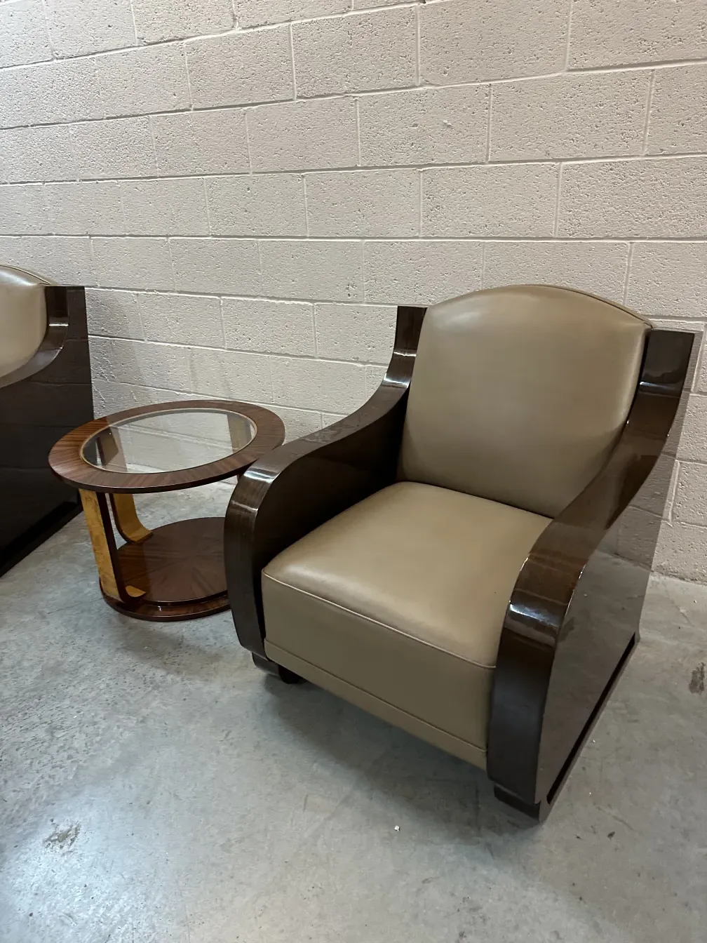 Zwei antike dekorative kleine Tische mit elegantem Design