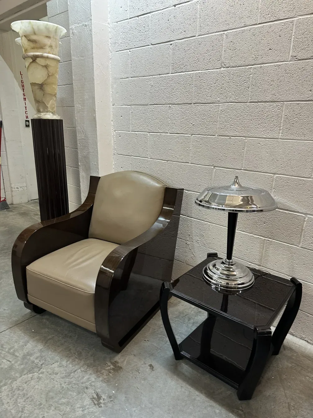 Conjunto de 2 mesinhas antigas, decorativas e elegantes.