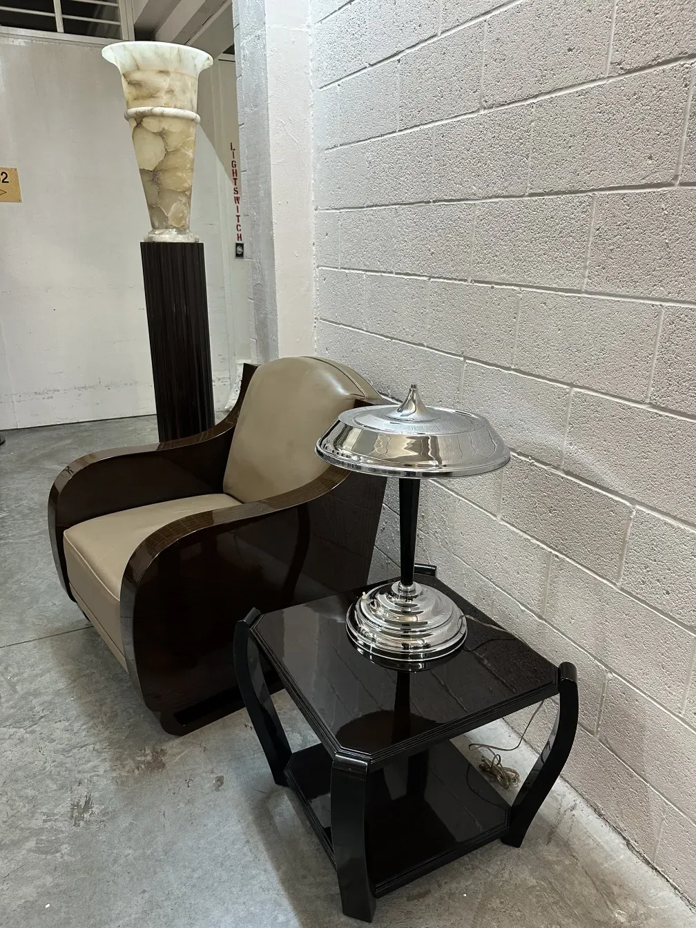 Ensemble de 2 petites tables anciennes avec des détails décoratifs uniques