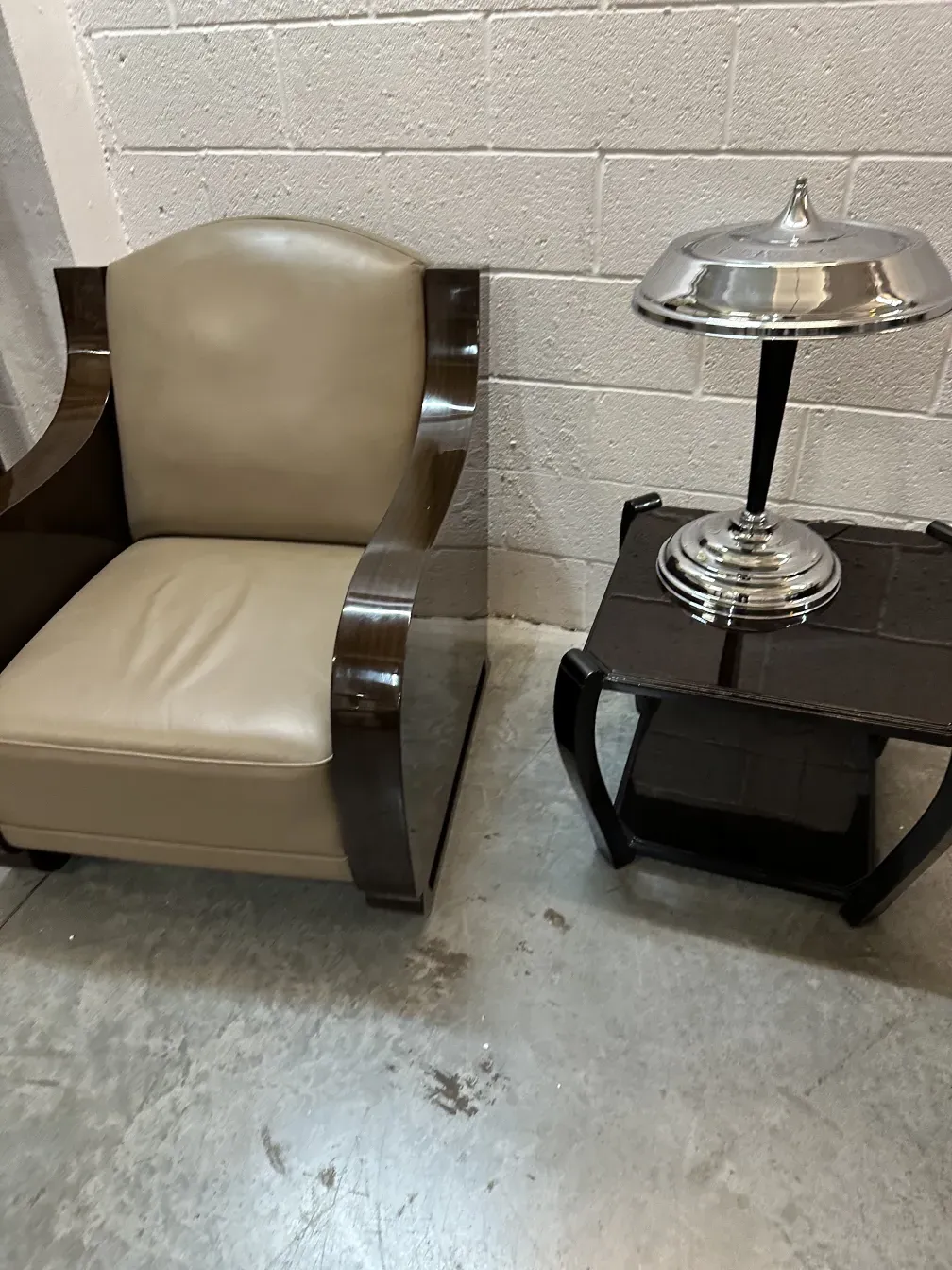2 petites tables anciennes avec des détails décoratifs, à côté d'un canapé clair et d'une lampe argentée