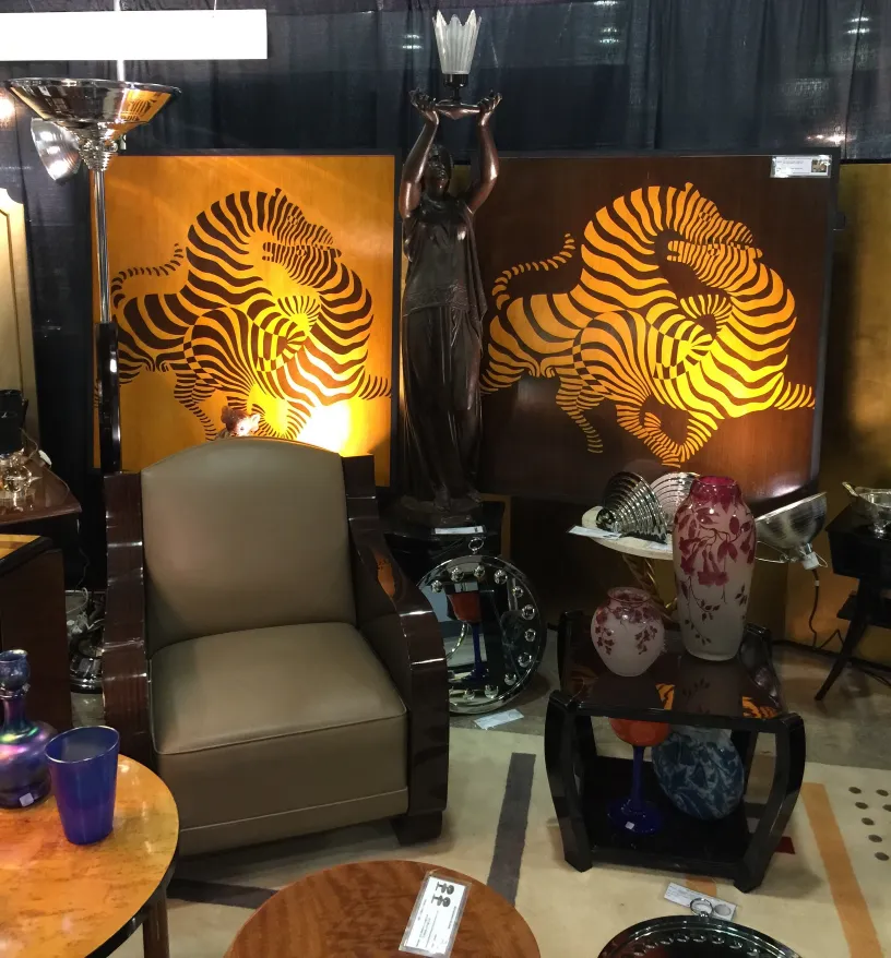 Dos mesitas antiguas con diseño atractivo en un entorno decorativo.