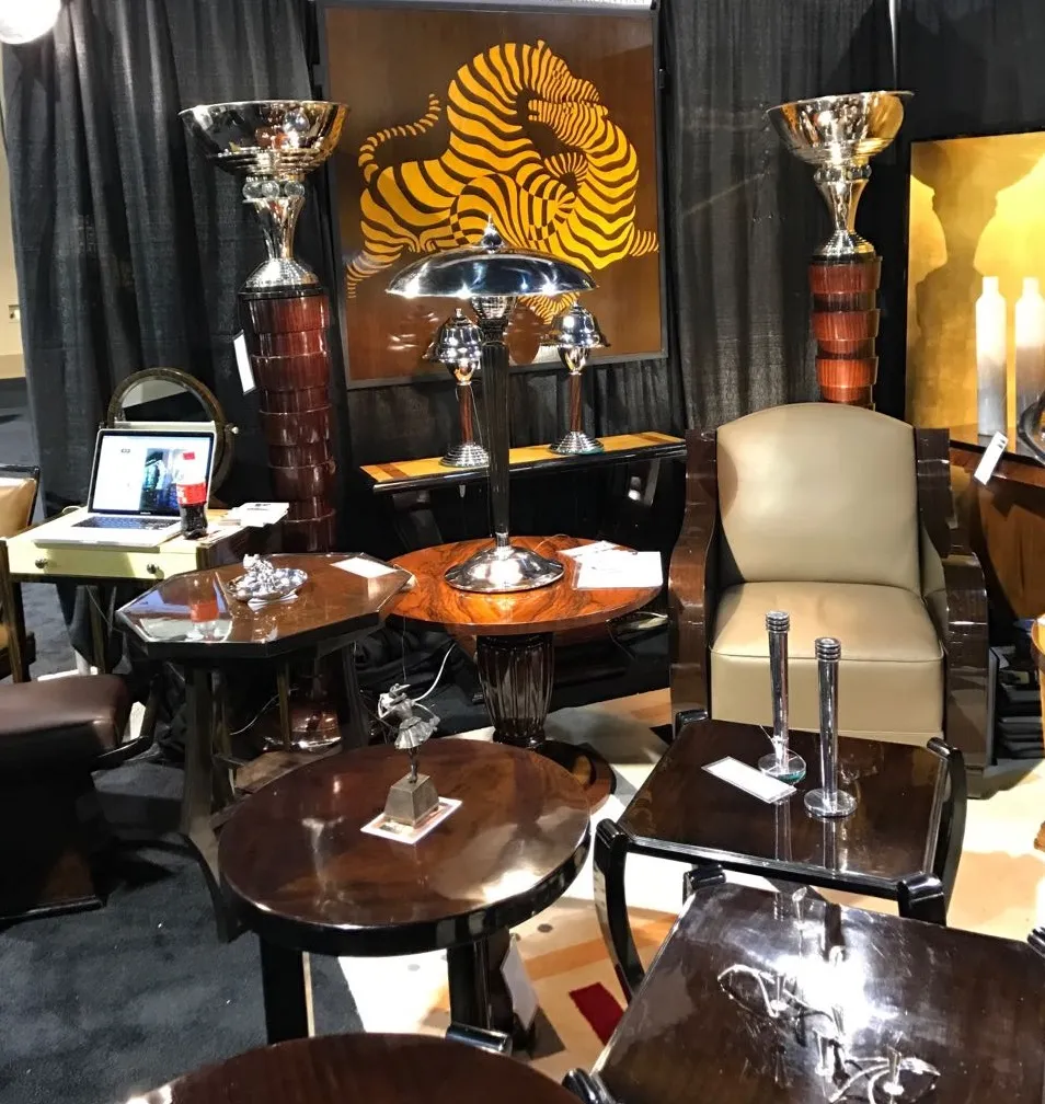 Duas mesinhas antigas decorativas em um ambiente elegante