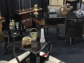 2 tavolini antichi in un ambiente elegante