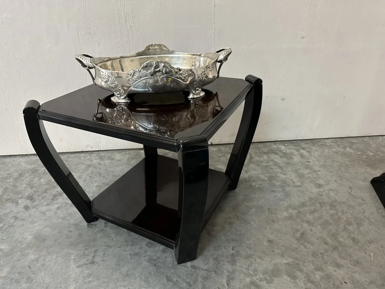 2 mesinhas antigas com decoração elegante e um objeto decorativo em cima