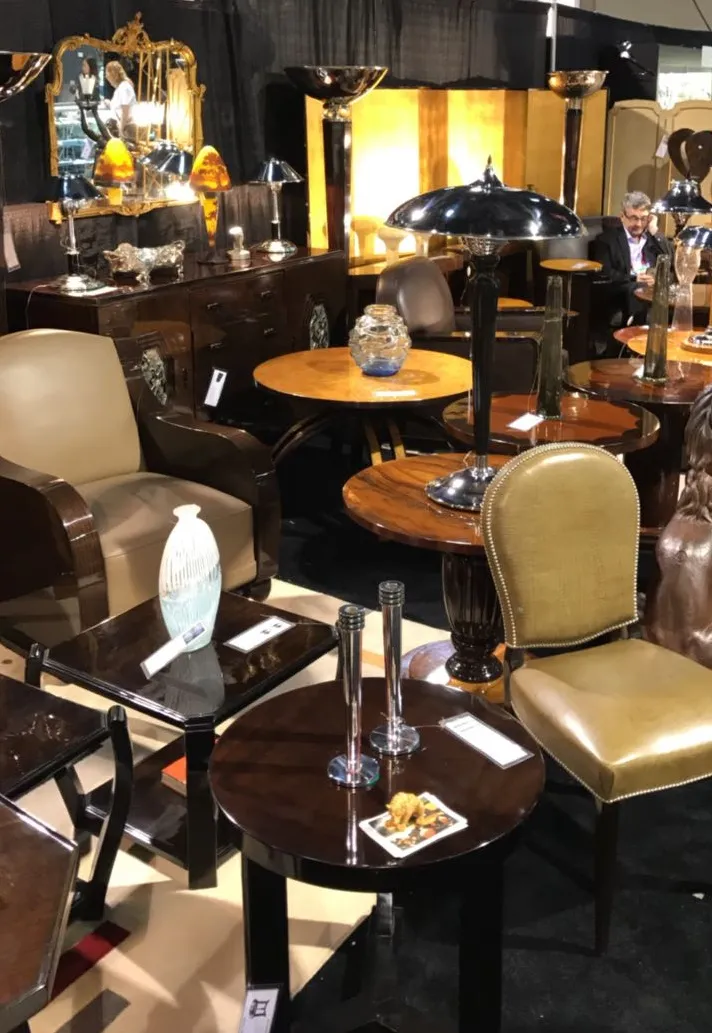 2 mesitas antiguas en un entorno de hogar elegante