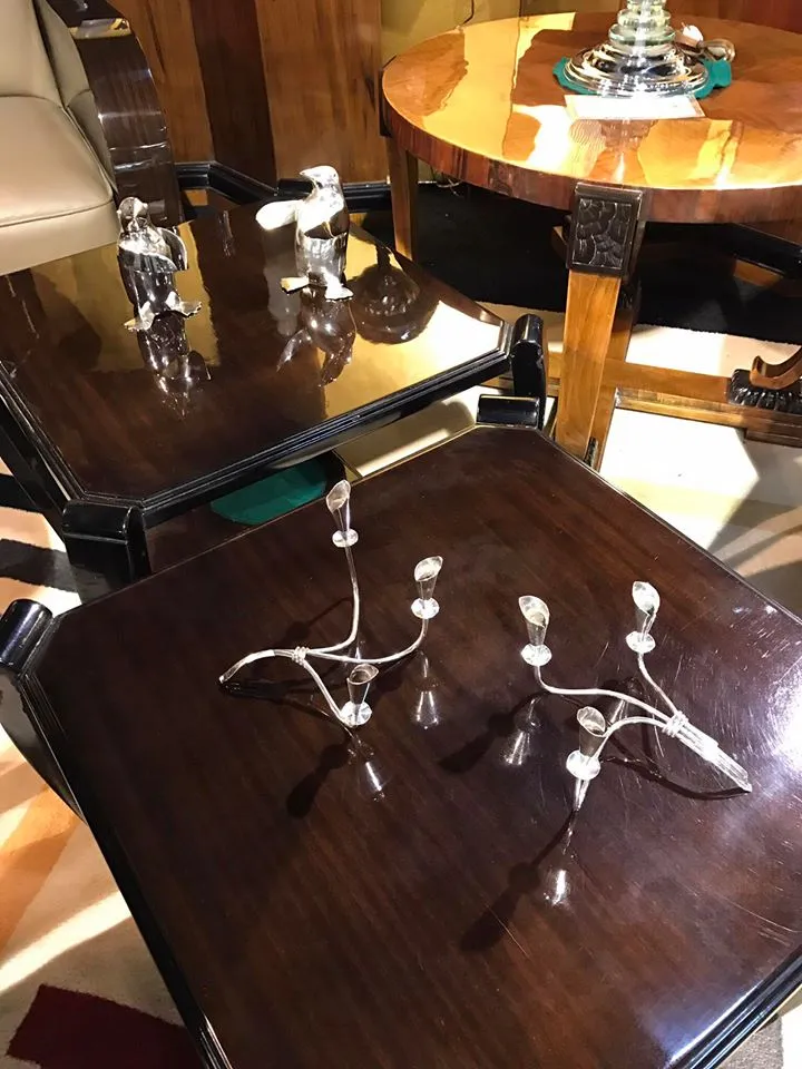 طاولتين صغيرتين قديمتين مزخرفتين