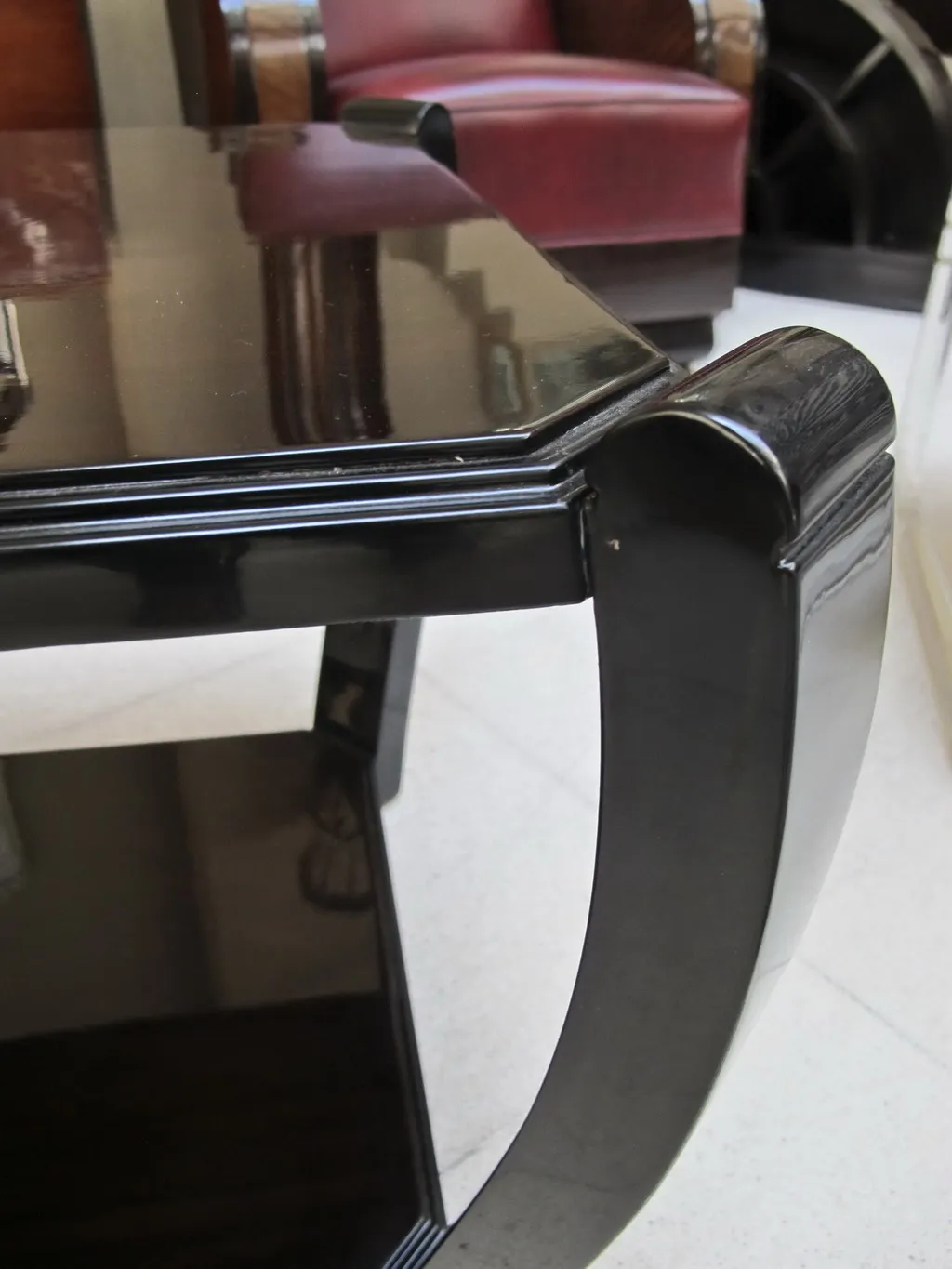 दो छोटी पुरानी मेज़ सुरुचिपूर्ण विवरणों के साथ एक क्लासिक माहौल में