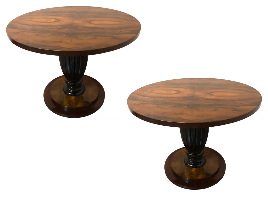 Set di 2 tavolini antichi con basi eleganti.