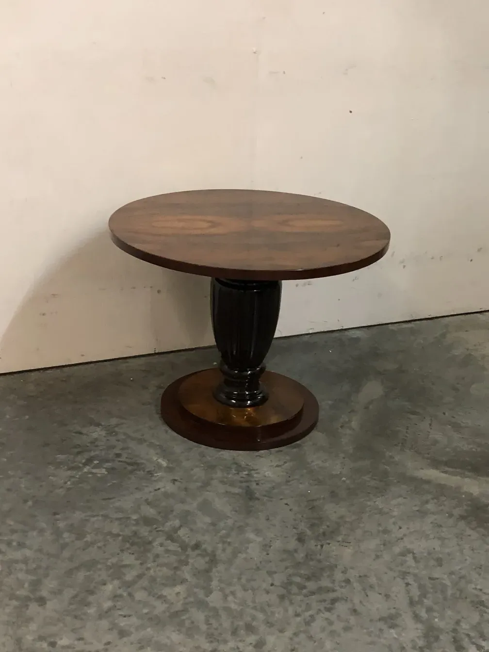 Zwei kleine antike Tische mit elegantem Dekorationsdesign in einer einfachen Umgebung.