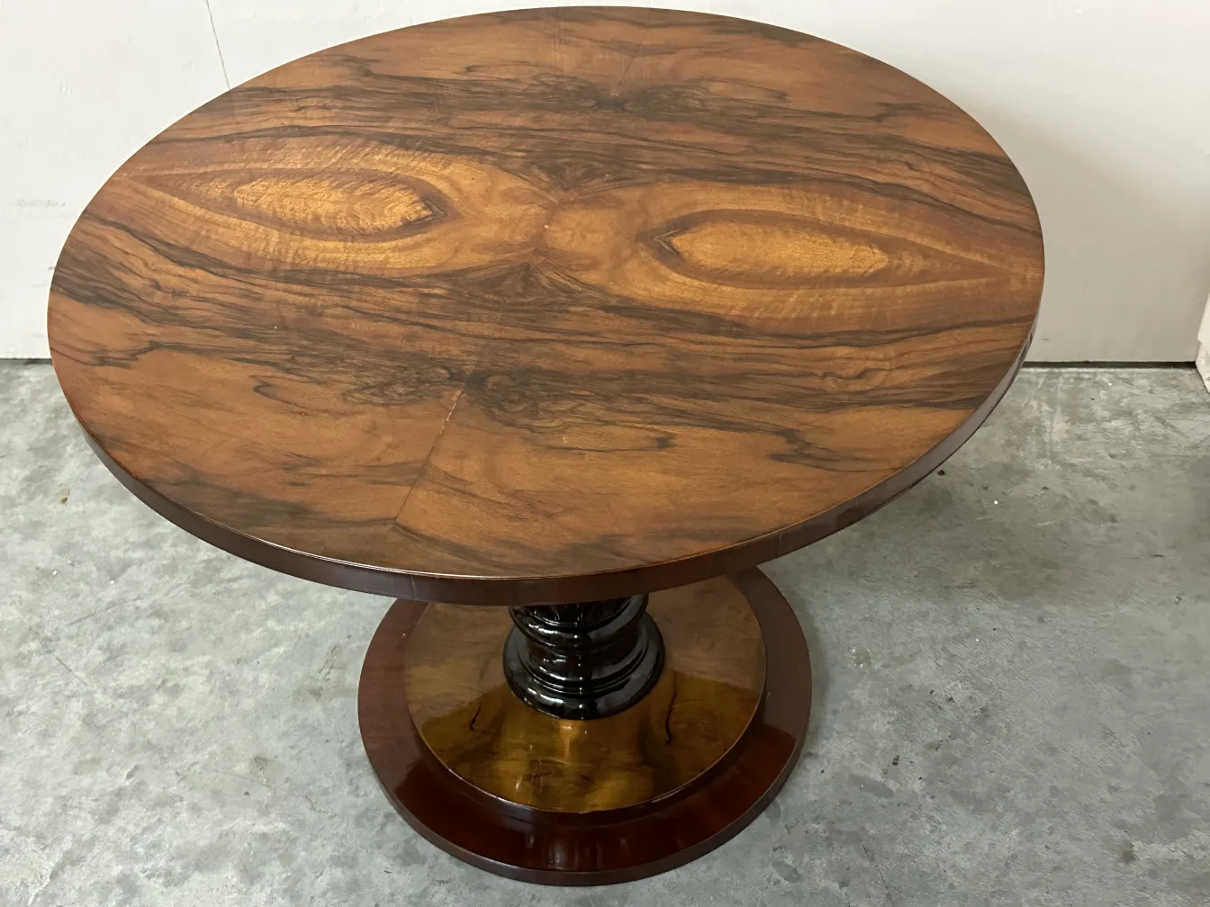 오래된 원형 디자인의 작은 테이블 2개, 밝은 배경에서