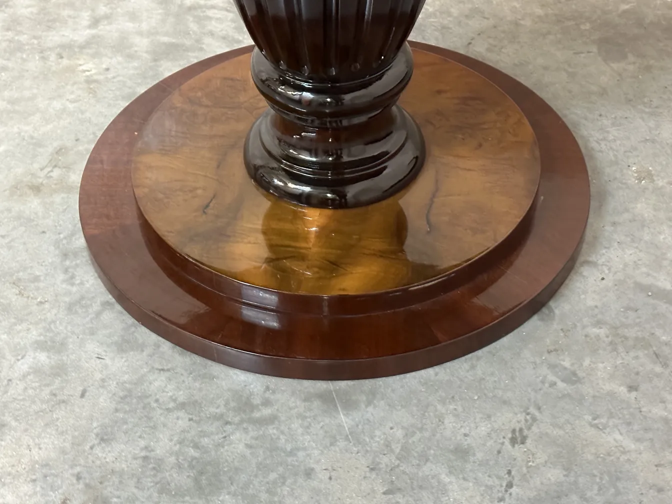 duas mesinhas antigas com design elegante e base redonda