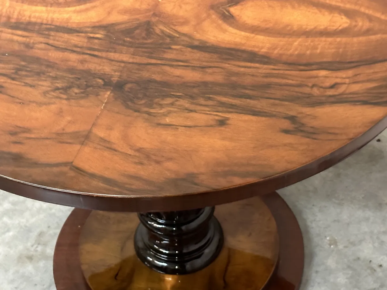 Vue de dessus de deux petites tables anciennes avec finition brillante et détails élégants à la base