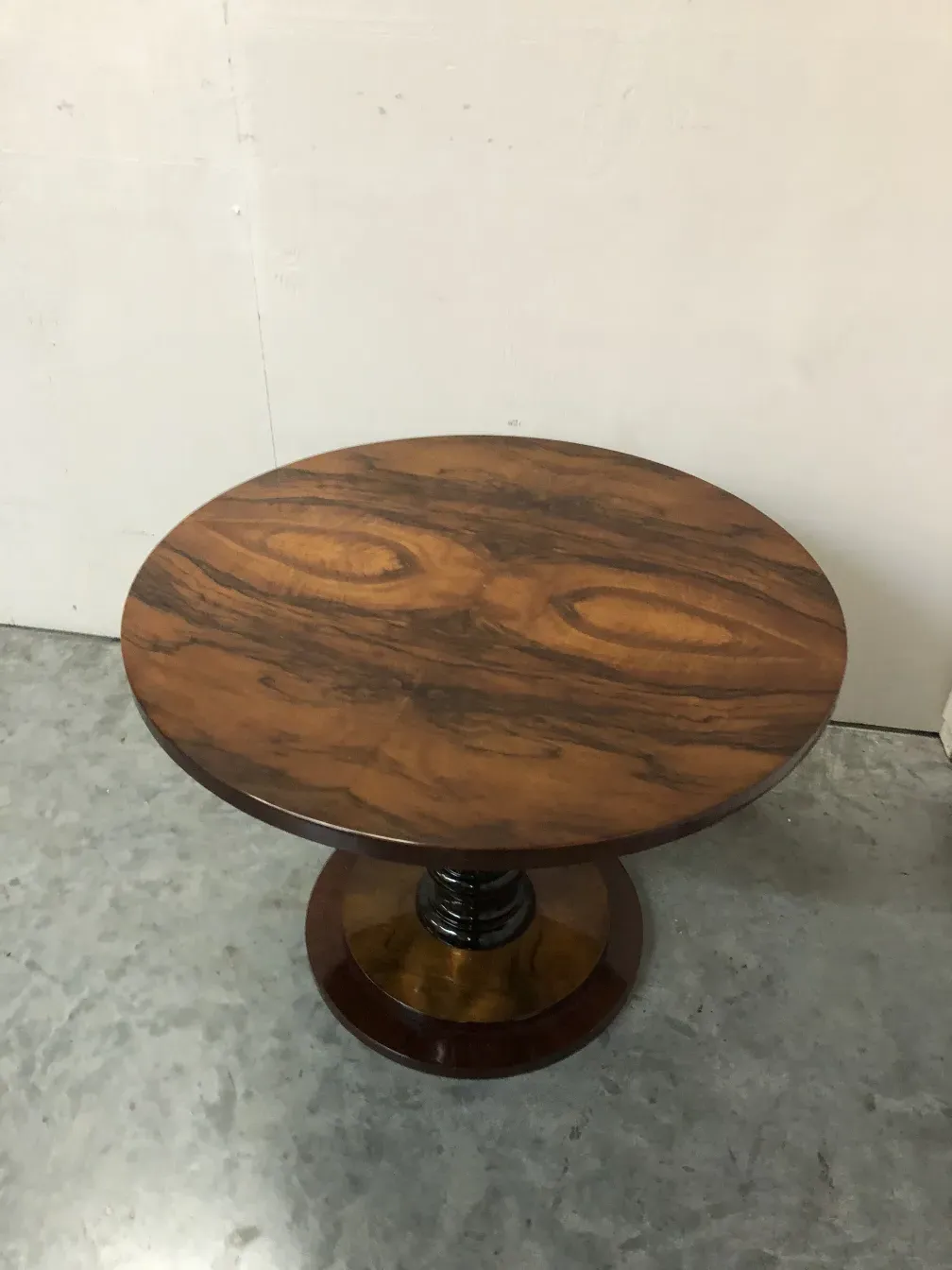 Conjunto de 2 mesitas antiguas con superficie ovalada y base sólida, contexto simple.