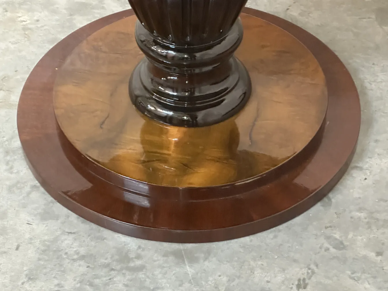 2 малые столы с уникальным дизайном в rustic обстановке