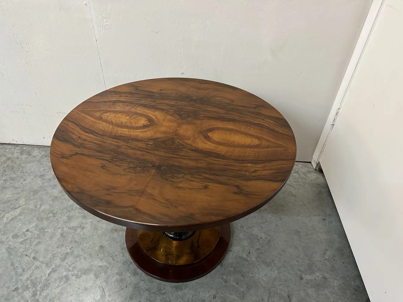 Deux petites tables anciennes rondes dans un cadre simple