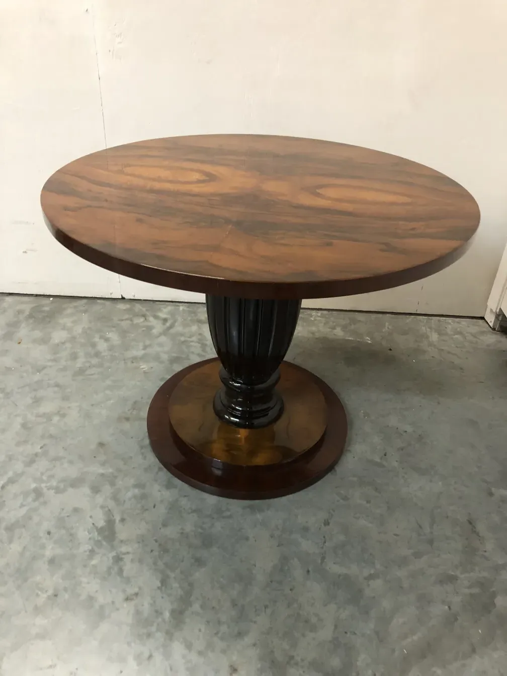 Due tavolini antichi con design elegante in un contesto classico.