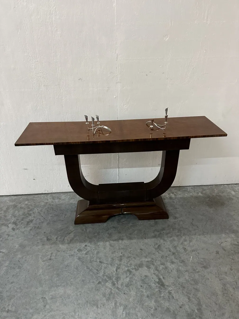 2 candelabri antichi con design elegante