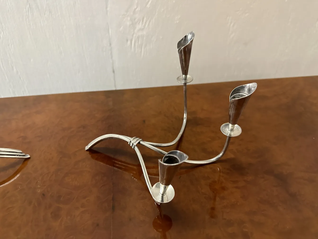 due candelabri antichi con design elegante e brillante su un tavolo