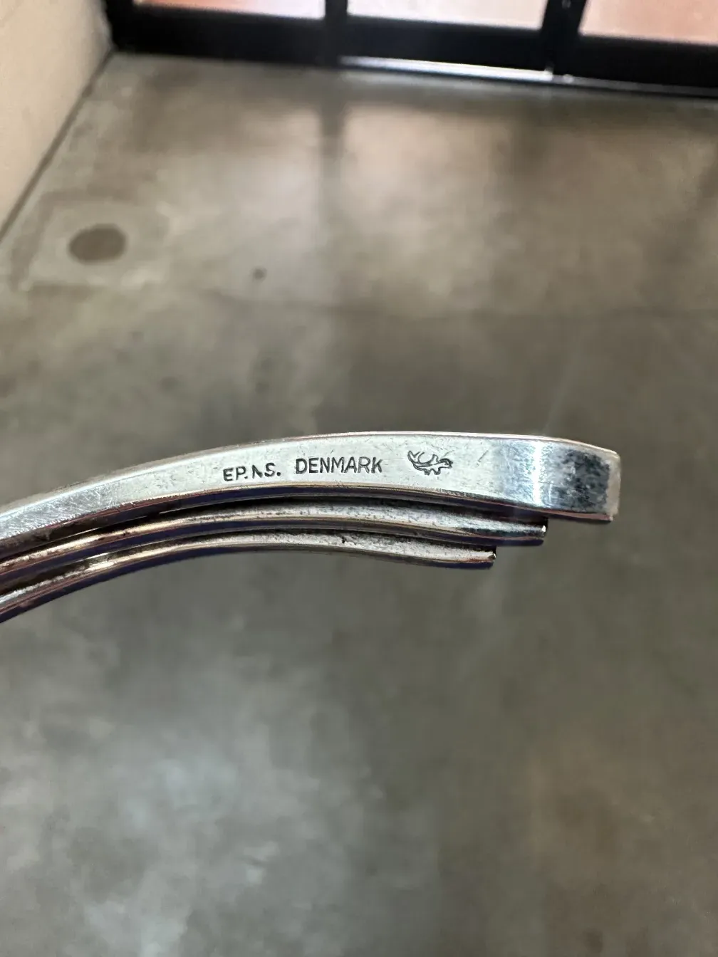 deux candelabres anciens dans un cadre élégant