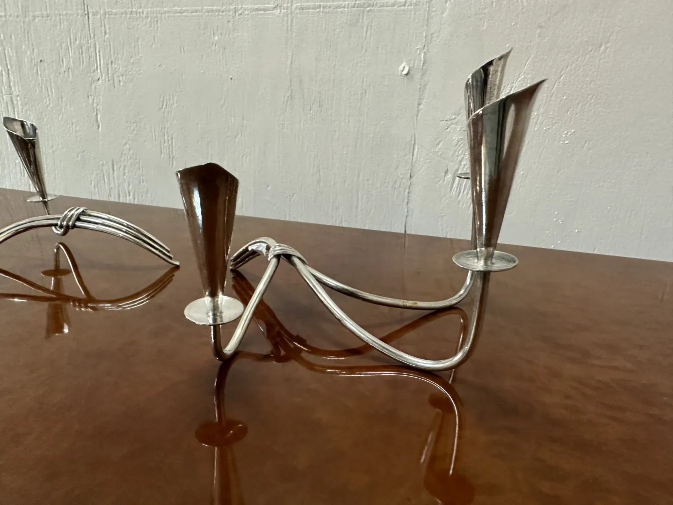 dois castiçais antigos com um design decorativo distinto