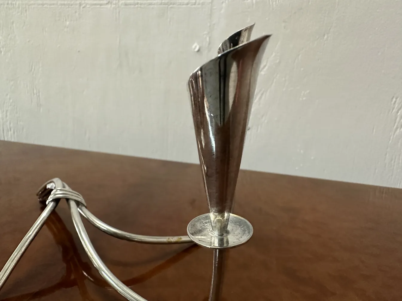 deux candélabres anciens avec design élégant sur une table