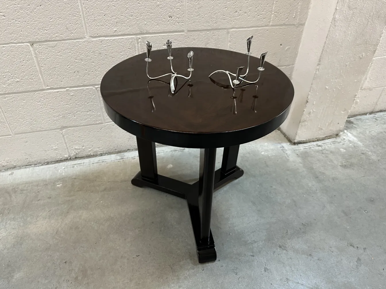 2 antike Kerzenhalter auf einem minimalistischen Tisch