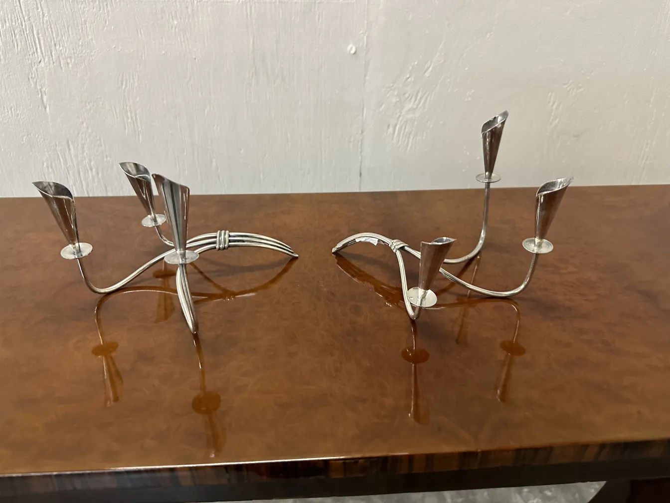 dois castiçais antigos elegantes em uma mesa