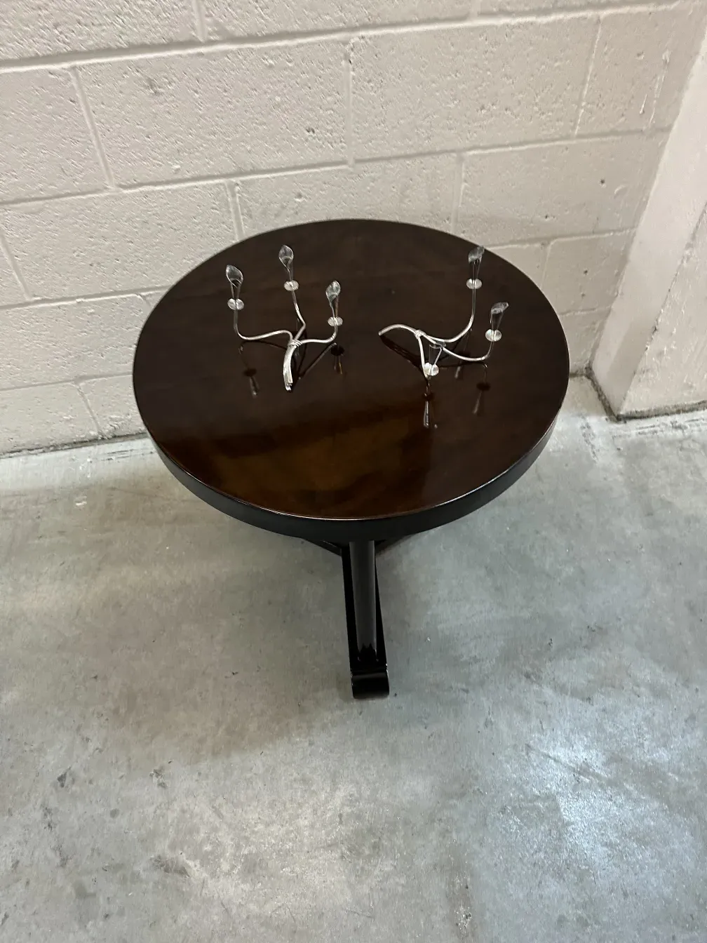 Castiçais antigos elegantes em um ambiente neutro