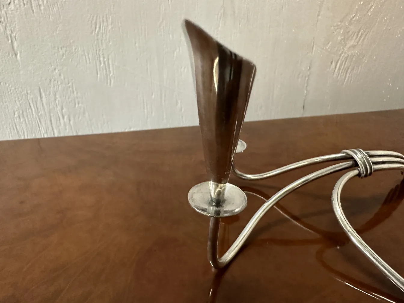 due candelabri antichi con design elegante su un tavolo