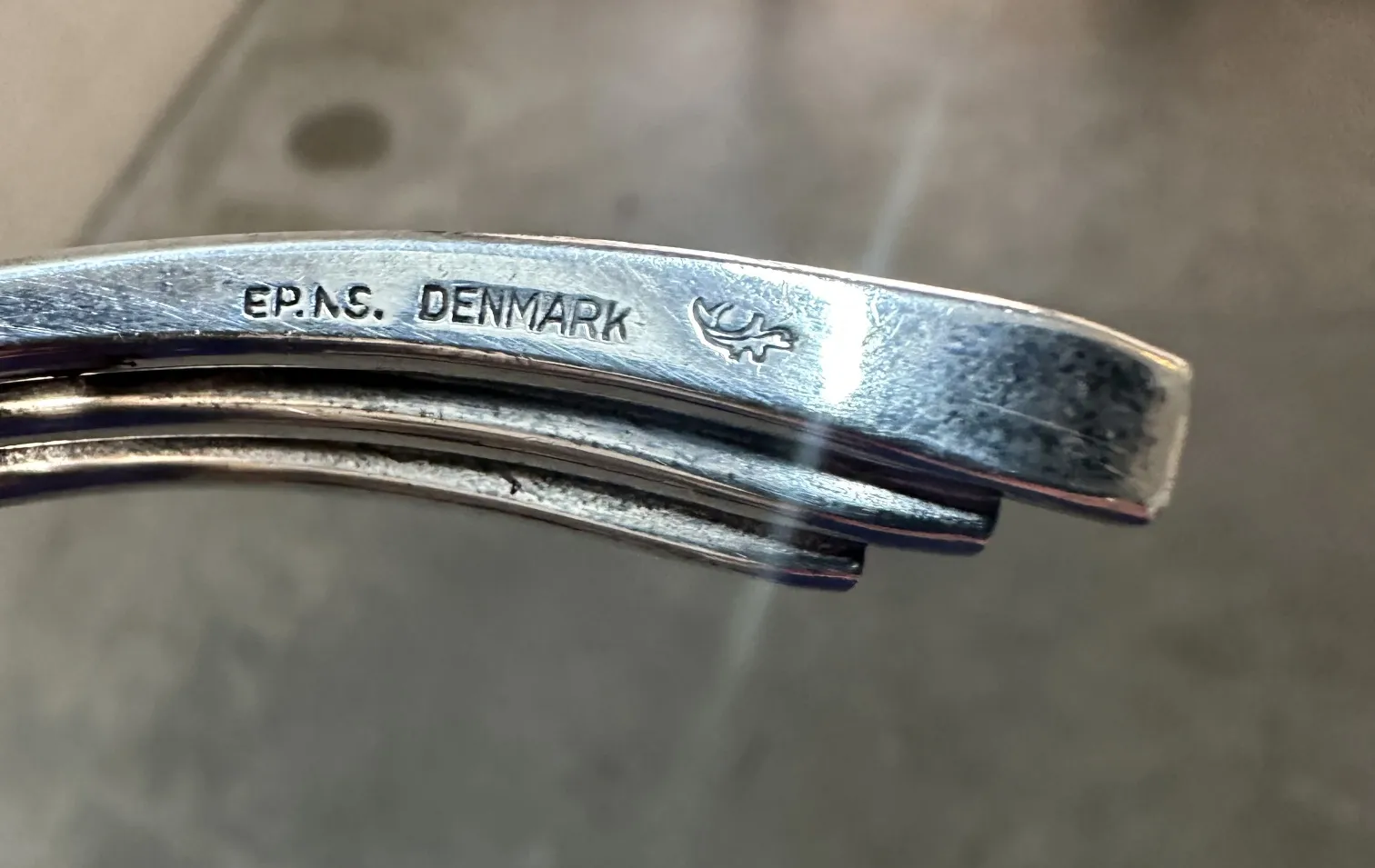 古董蜡烛台的图片，背景为中性